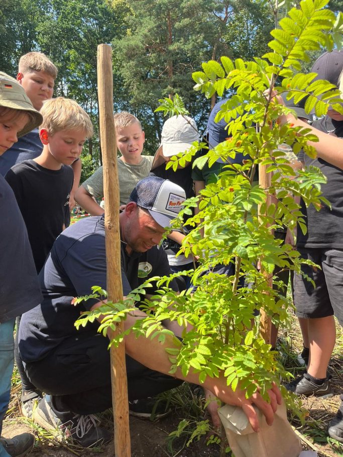 Feierliche Baumpflanzung auf der Mittelinsel
